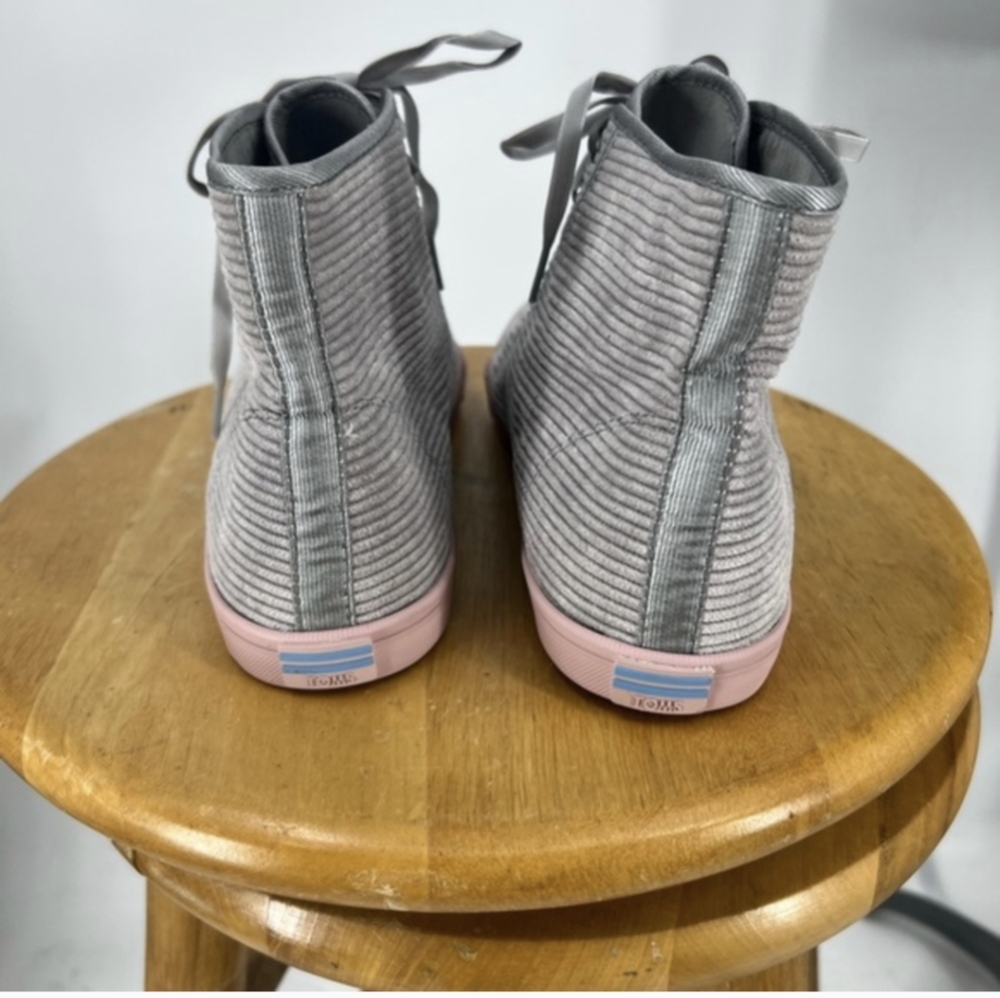 Women's Toms size 9.5